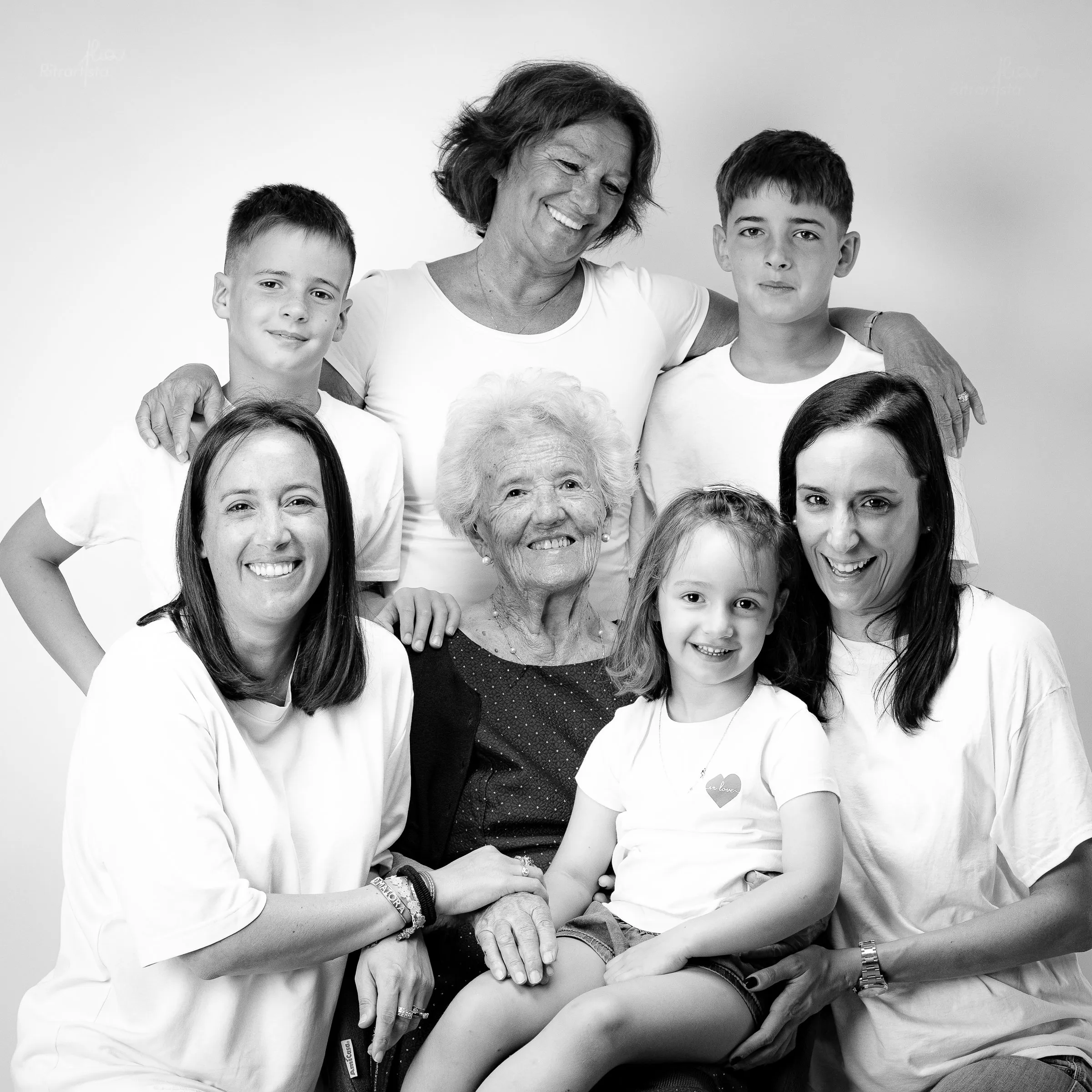 Famiglia di tre generazioni in bianco e nero