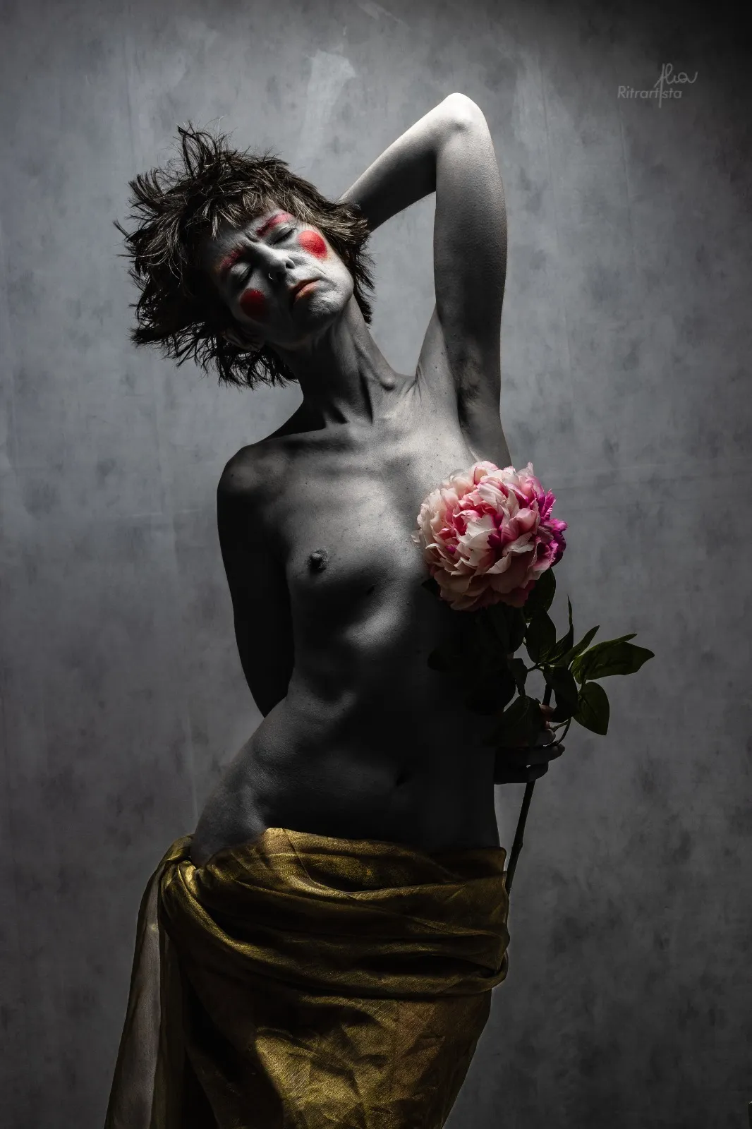 Nudo artistico con peonia rosa e drappo dorato, occhi chiusi