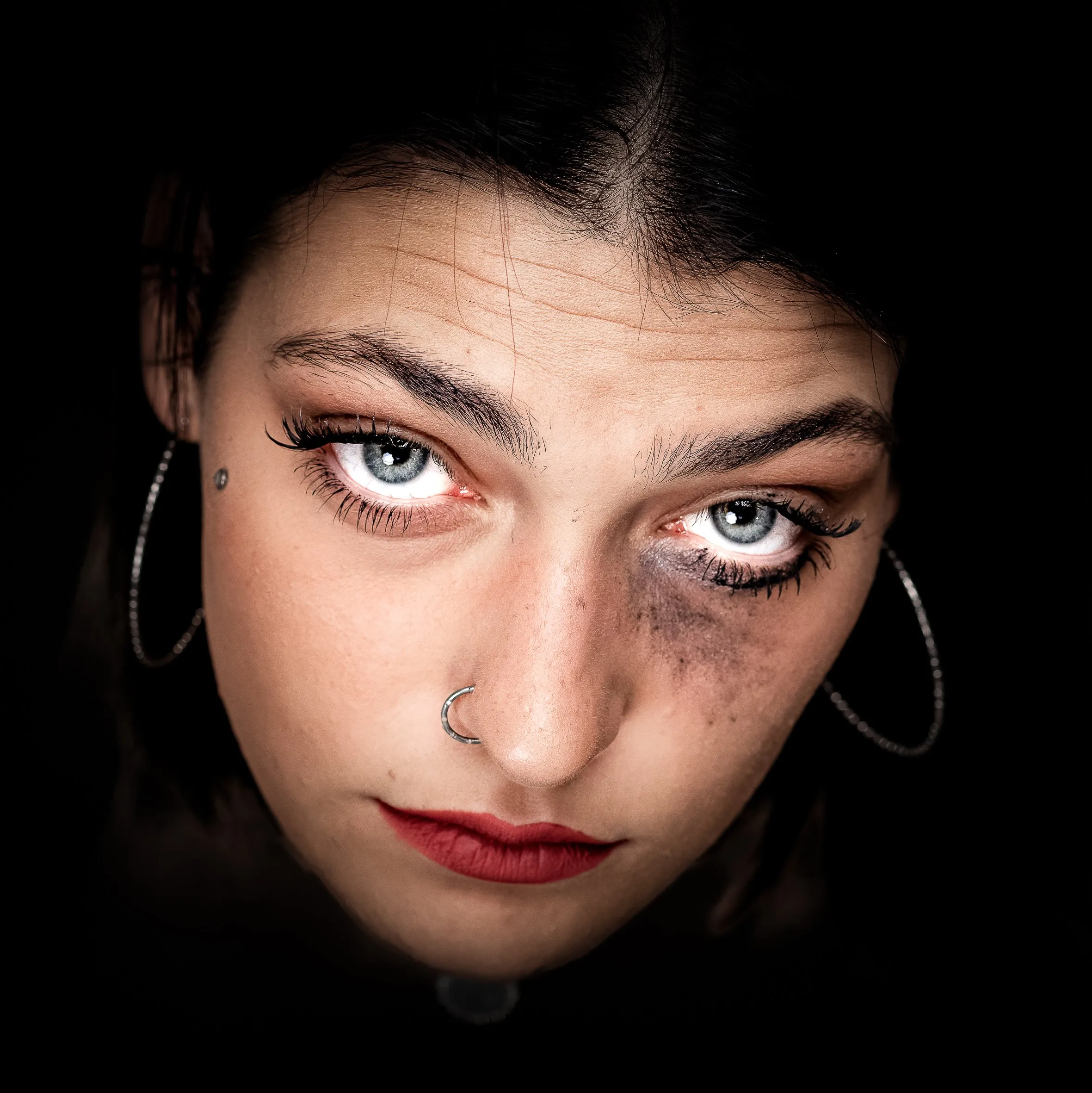Giovane donna ritratta dall'alto, sguardo in macchina