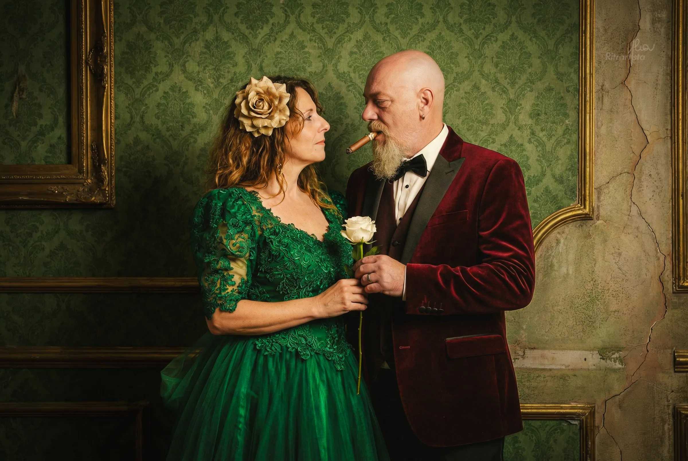 Coppia in abiti eleganti su fondo verde