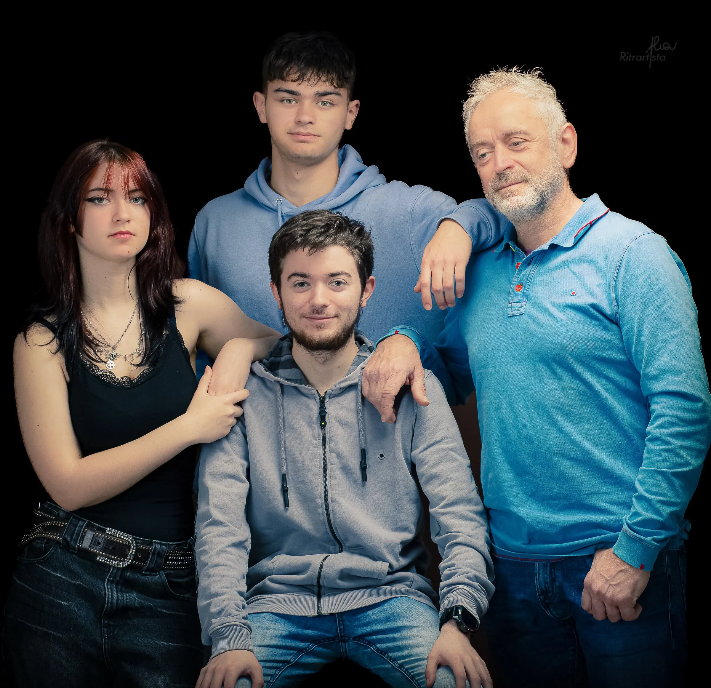 Famiglia in posa su fondo scuro