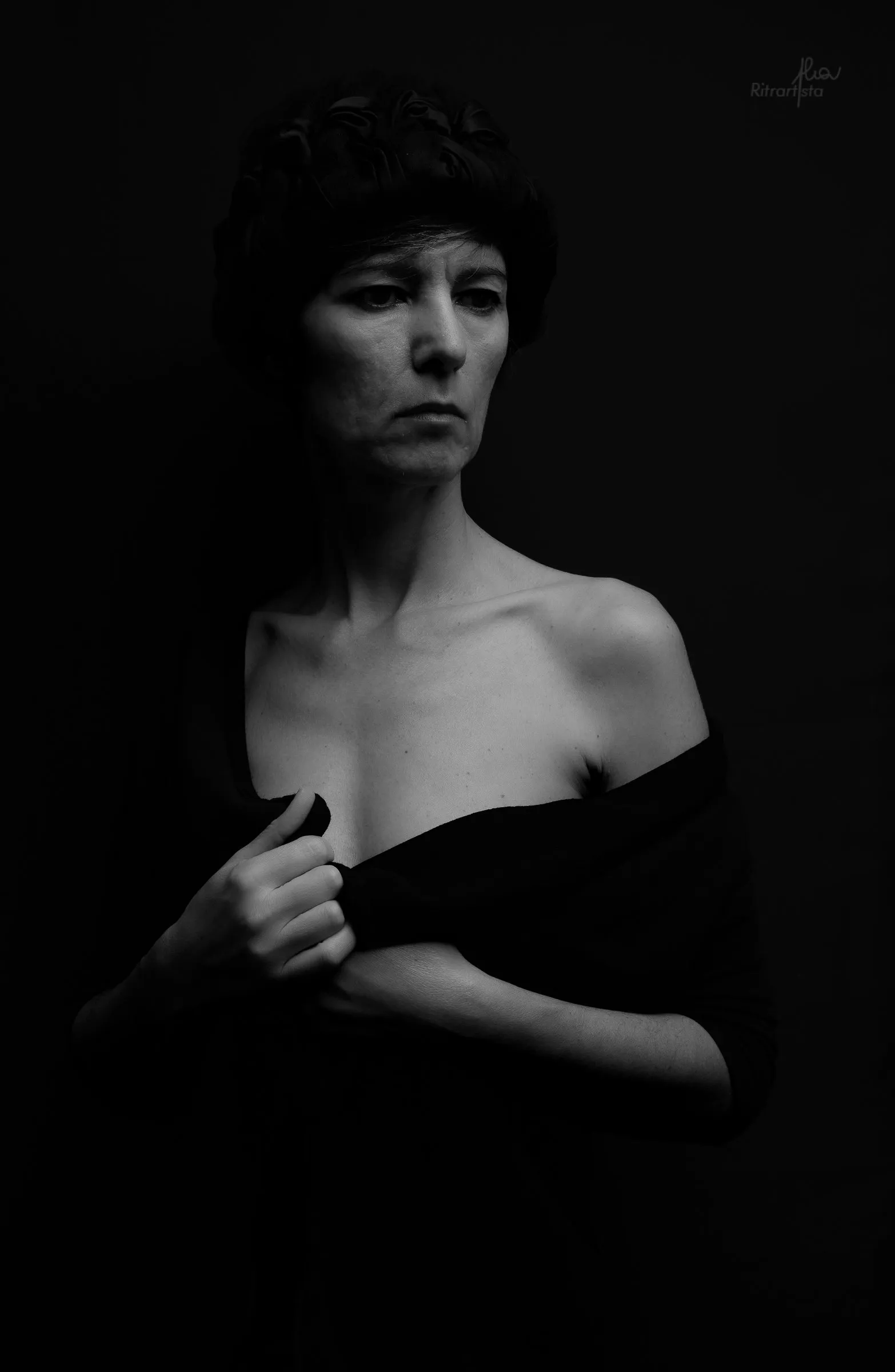 Donna dai capelli corti in bianco e nero, luce radente