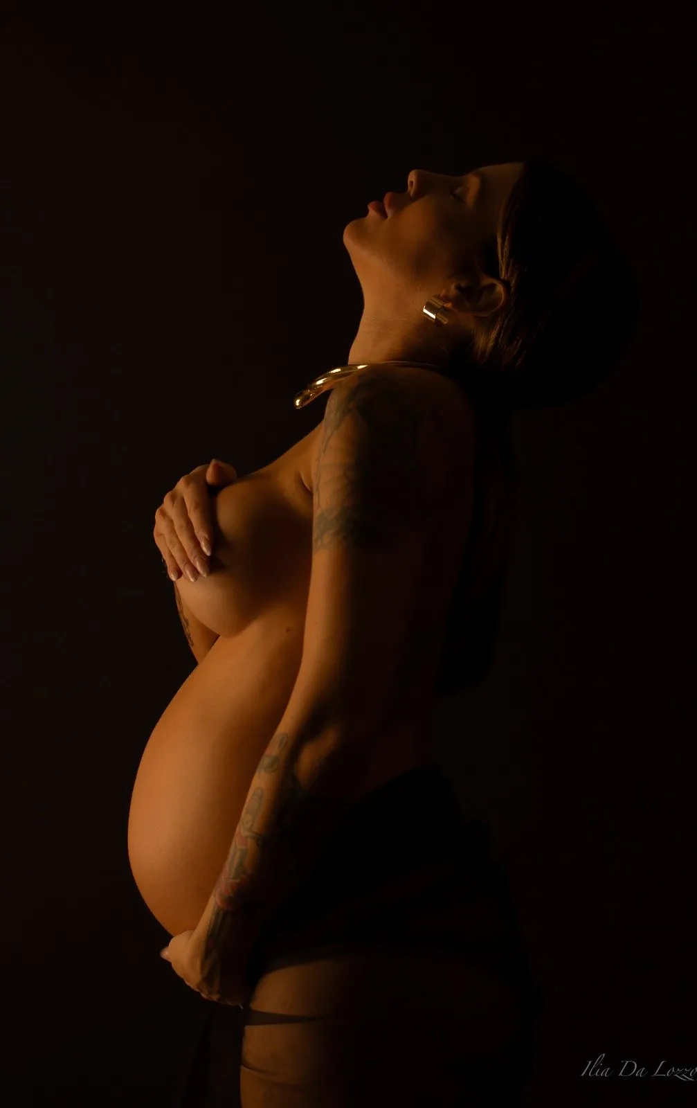 Maternity in luce ambra, profilo