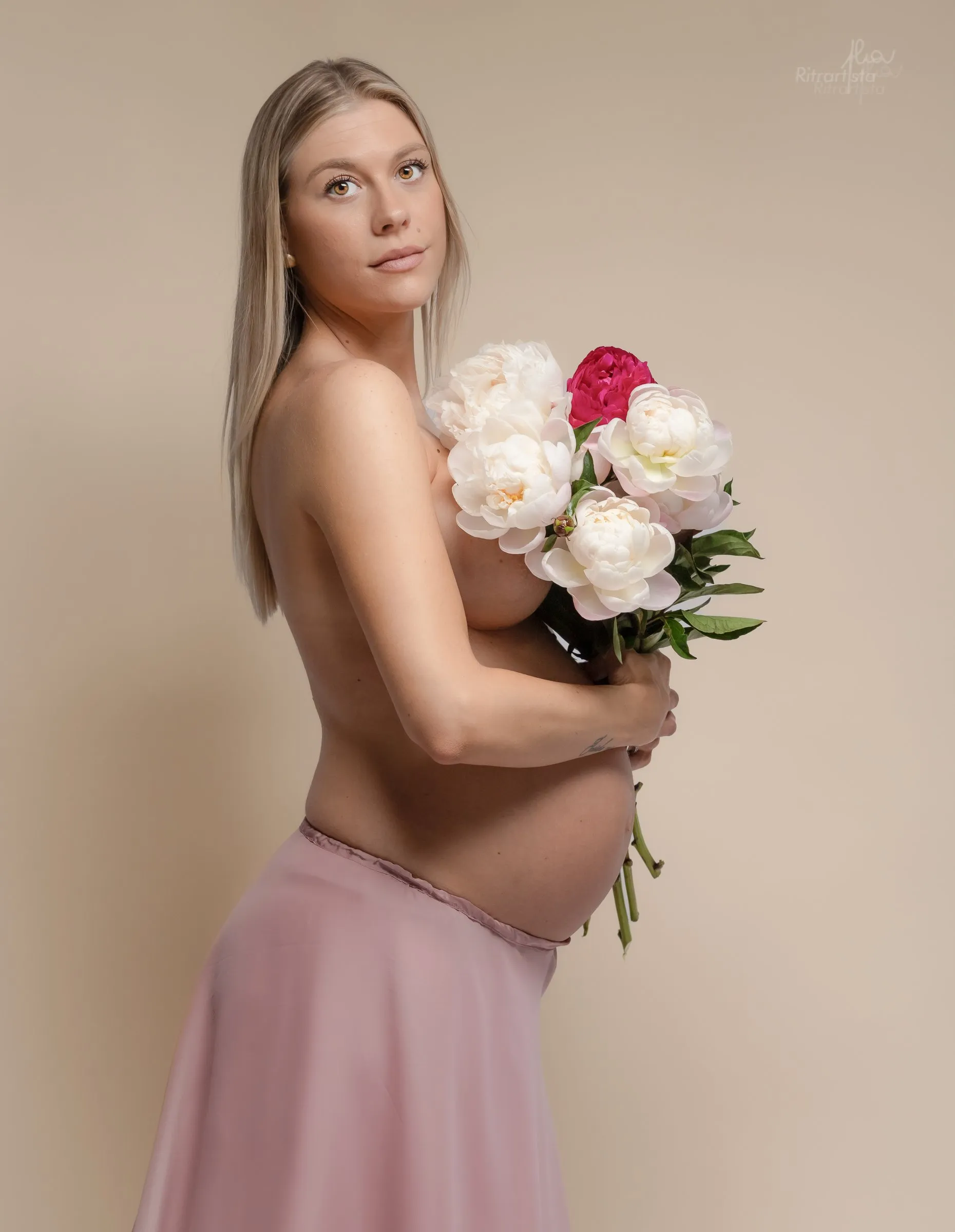 Donna incinta con un mazzo di peonie