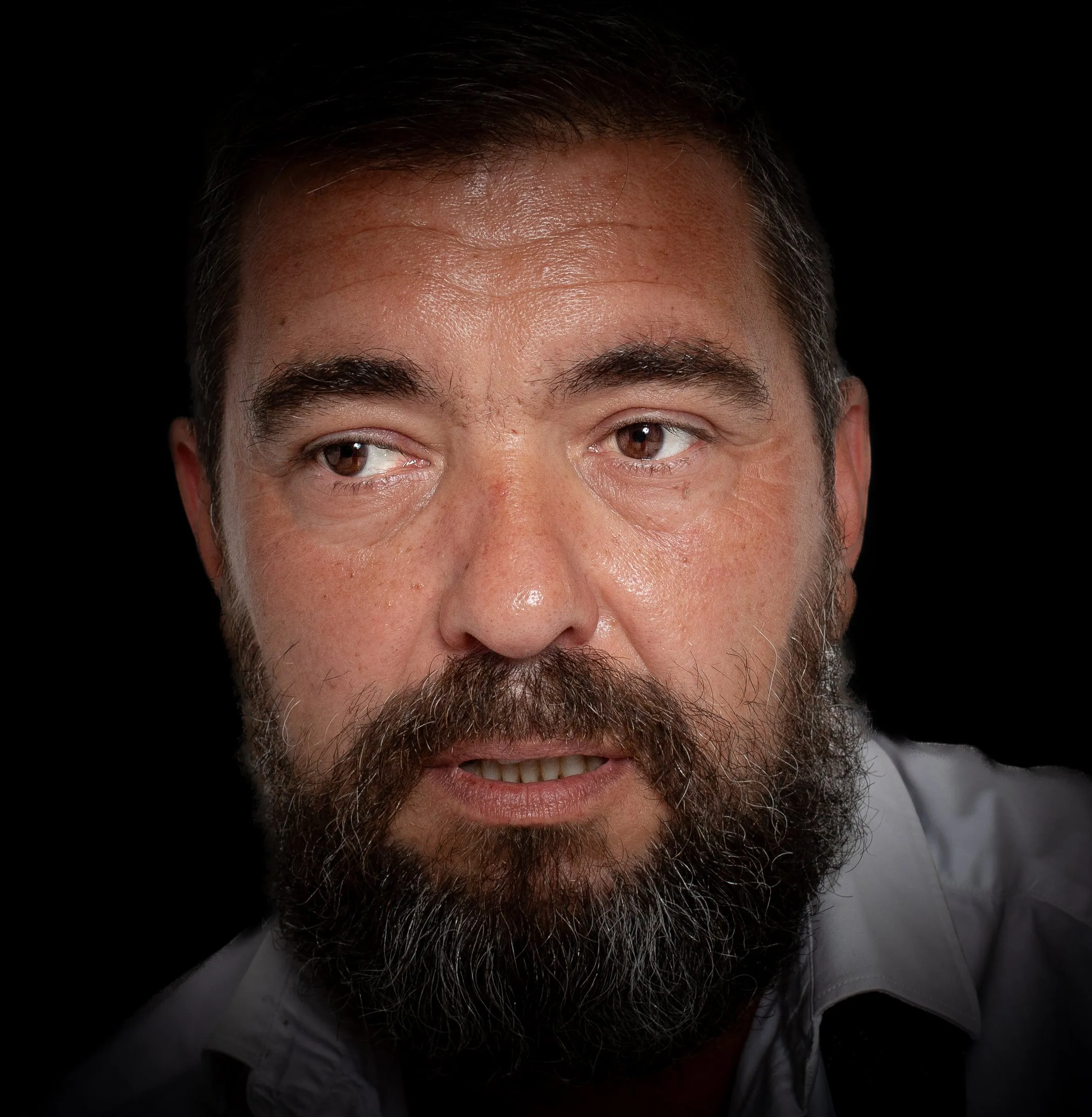Uomo con la barba, primo piano frontale