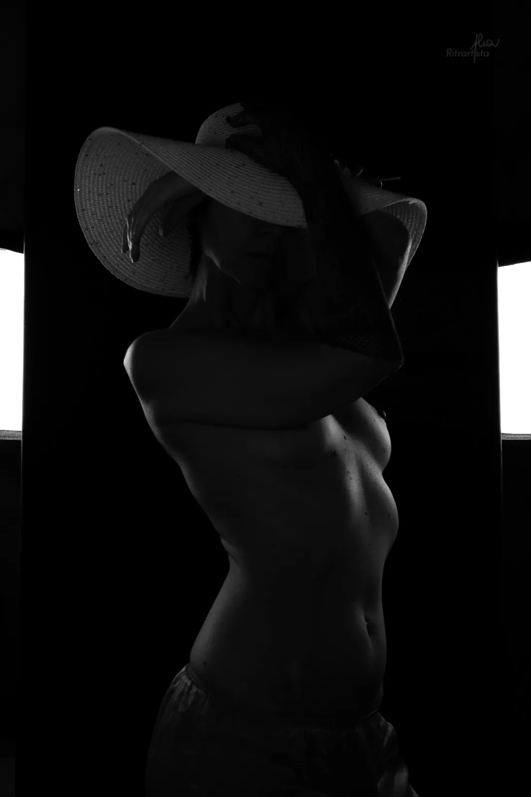 Silhouette in bianco e nero con grande cappello