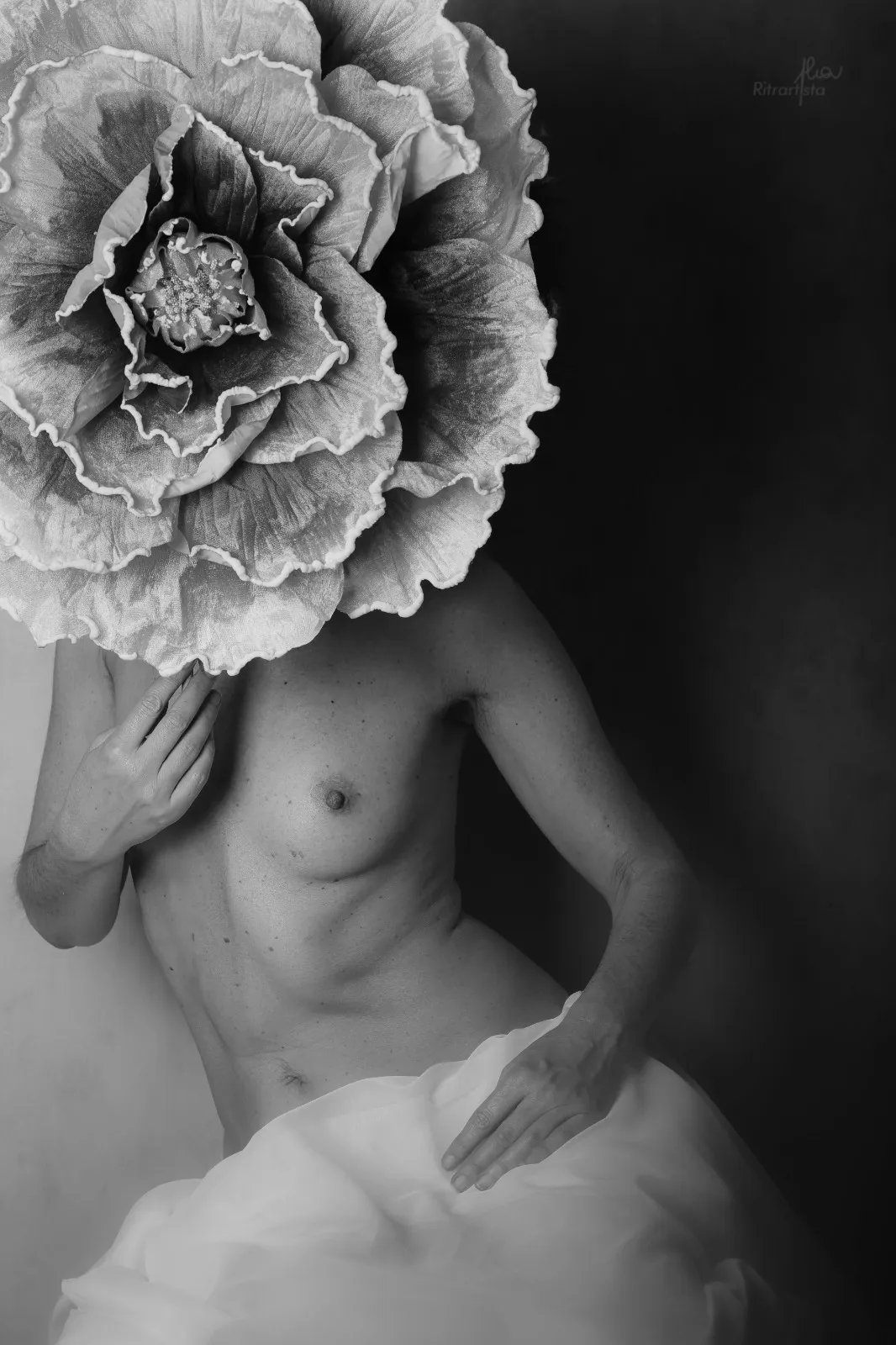 Nudo artistico in bianco e nero con un fiore gigante al posto del volto