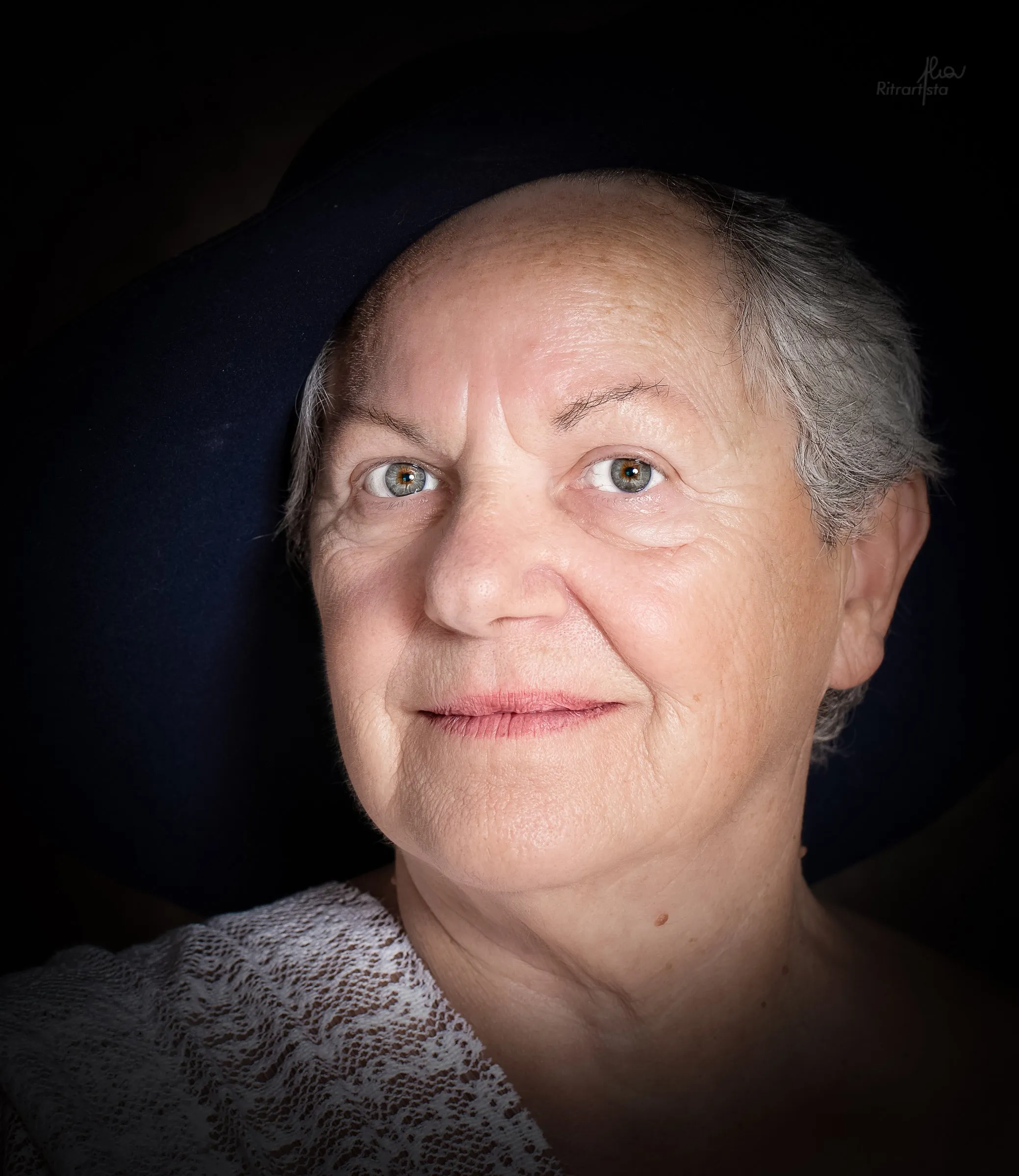 Signora dallo sguardo sereno su fondo scuro