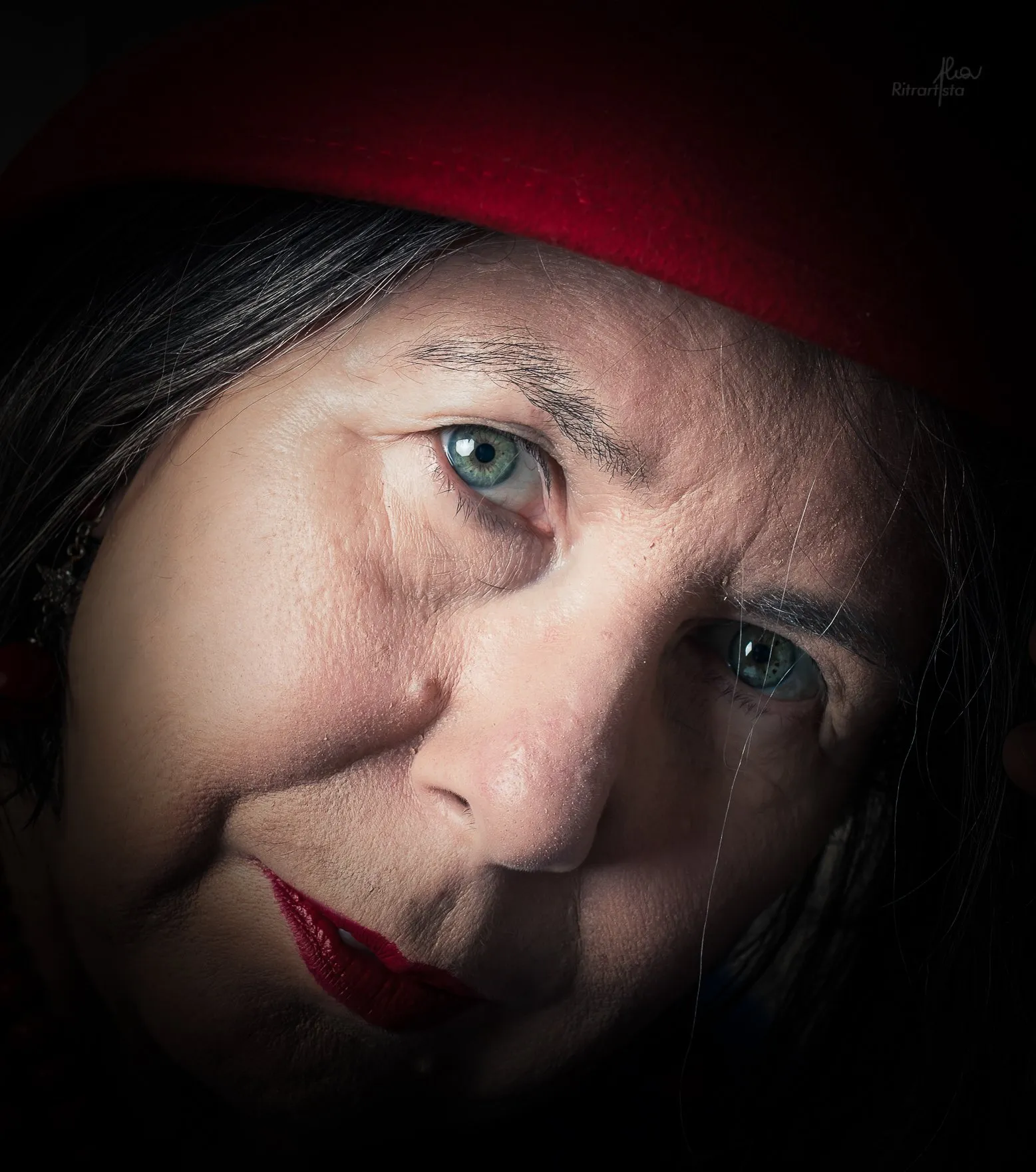 Donna con cappello rosso, primo piano drammatico