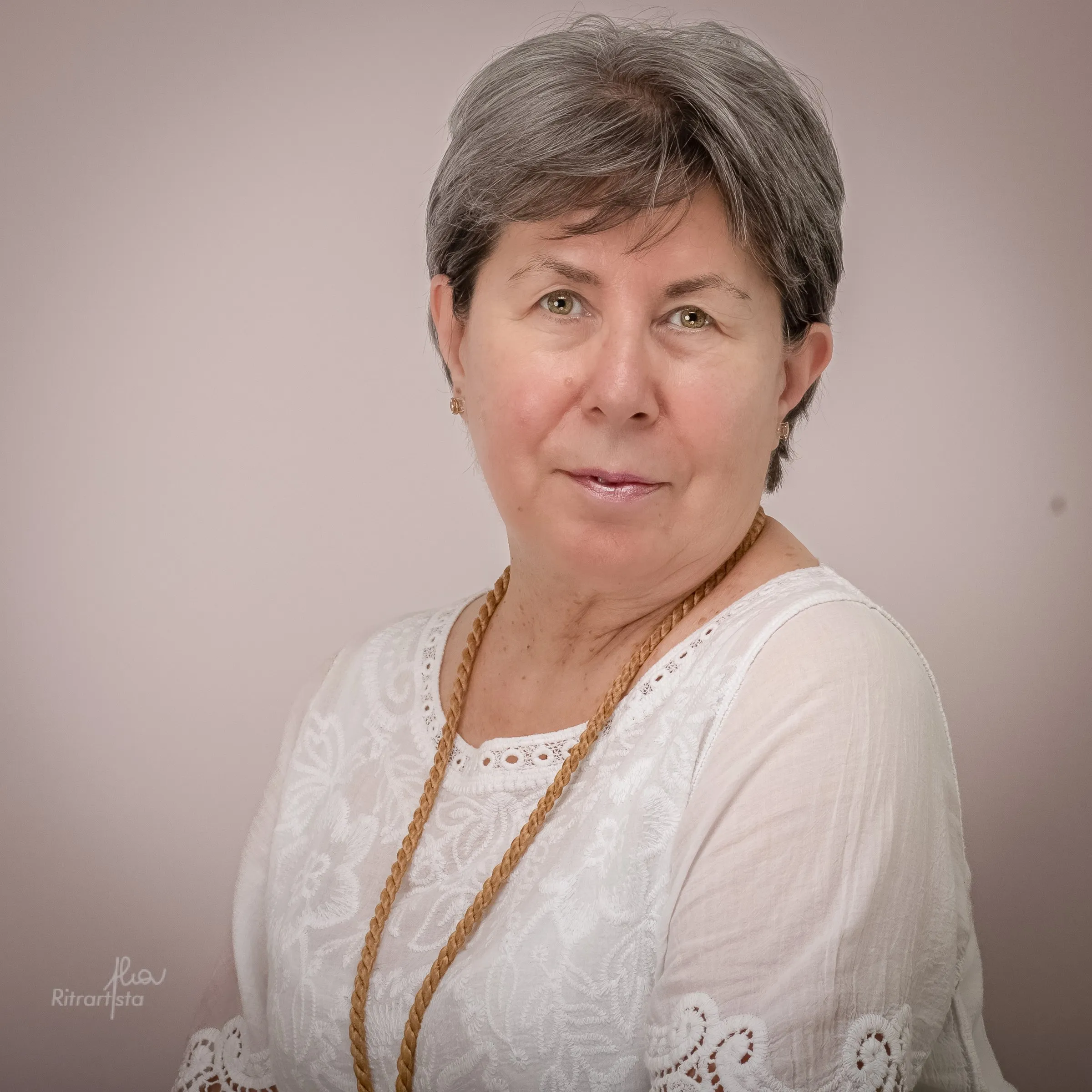 Signora con collana in luce chiara