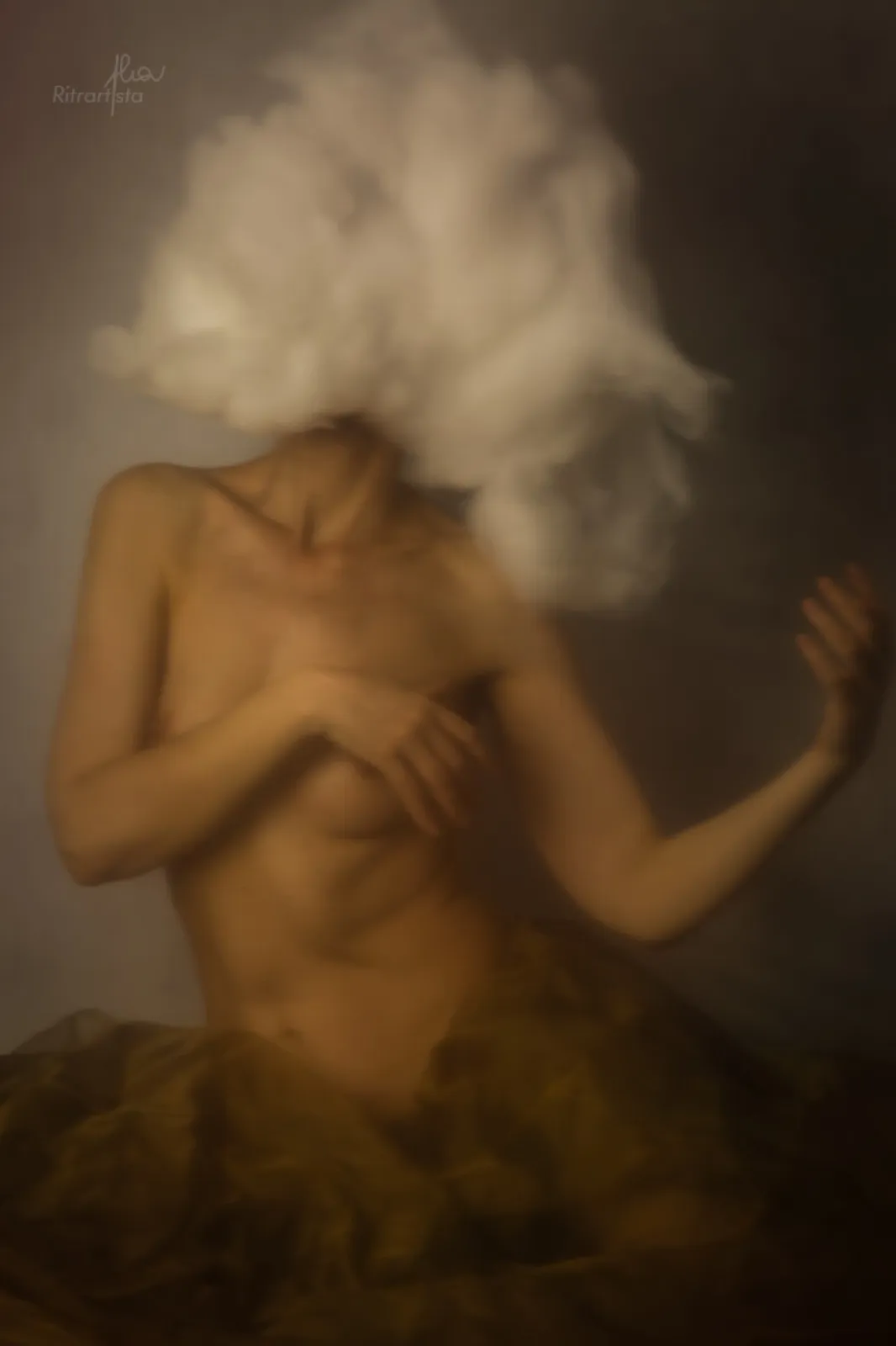 Nudo artistico con una nuvola al posto del volto, toni caldi